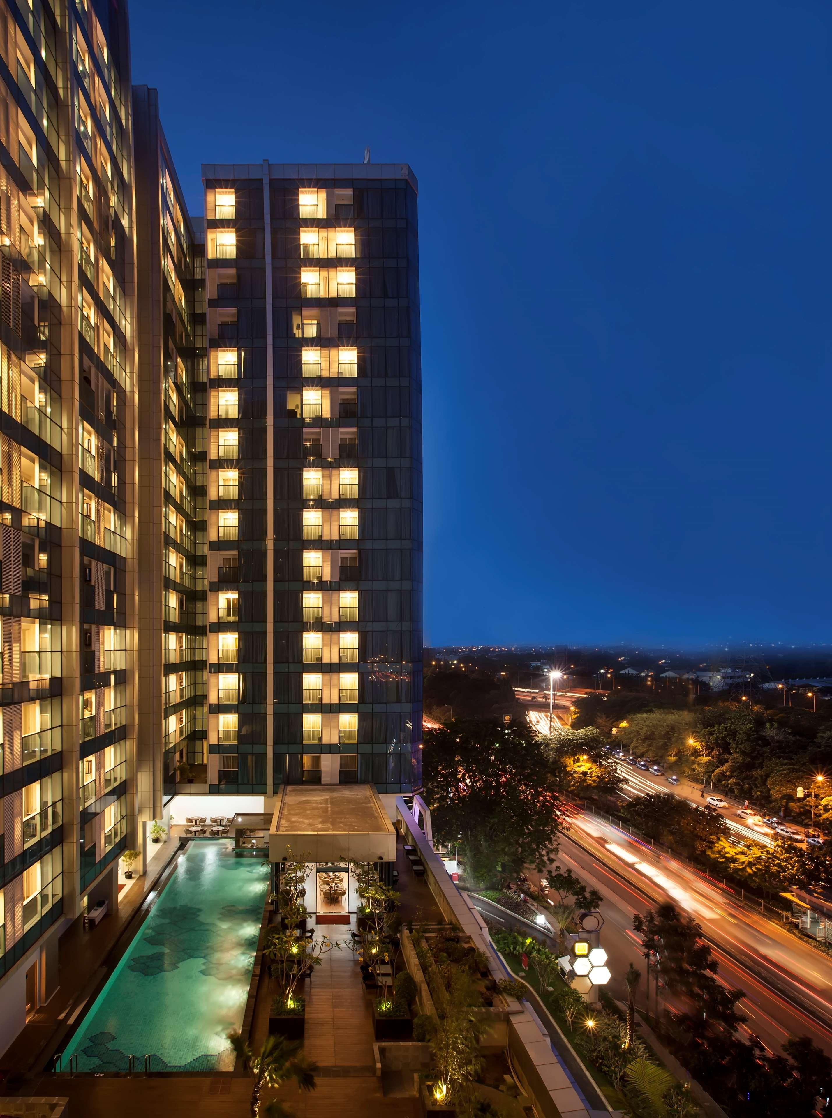 Western Premier The Hive Hotel